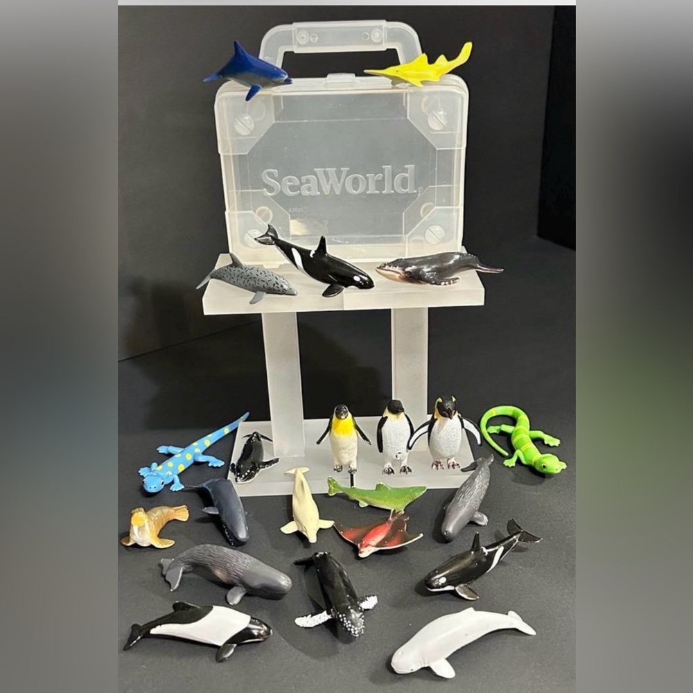 Sea World Marine Animal Toy Set - Multicolour, Multi-animal with carrying case.